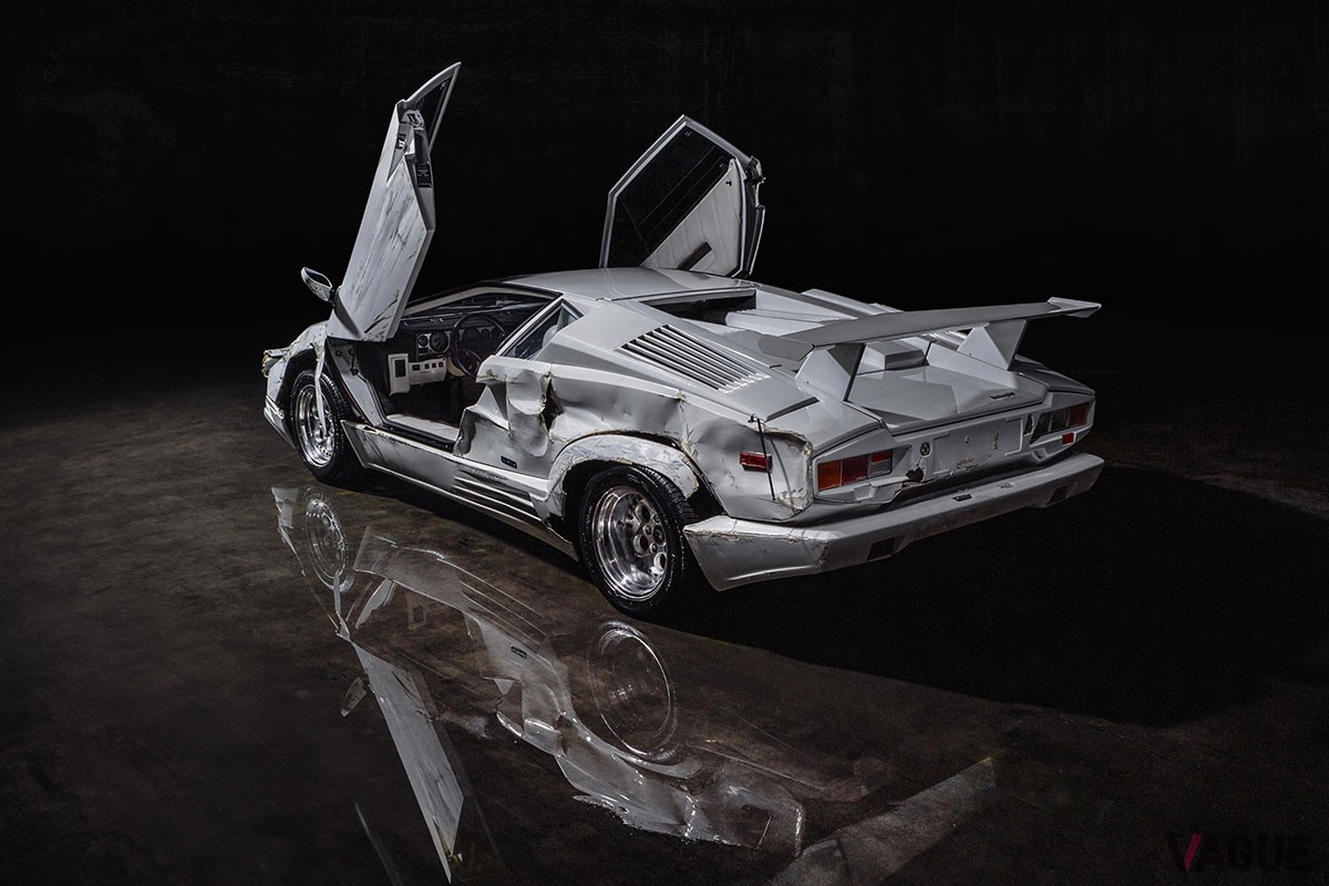 車体の左右もボロボロになっているが、シザードアは開閉できる模様（C）Bonhams