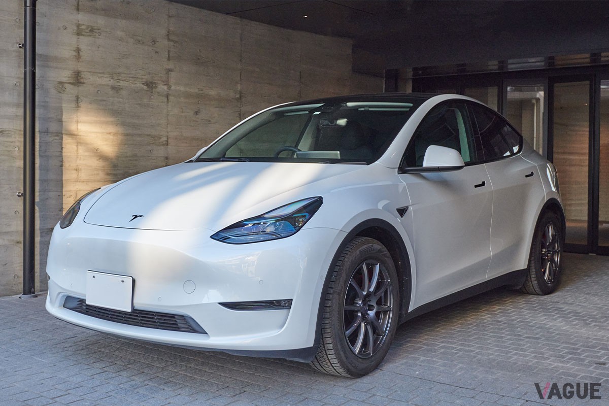 「LUMIEC suite EBISU」の一階に用意される「Tesla Model Y」のシェアリングカー