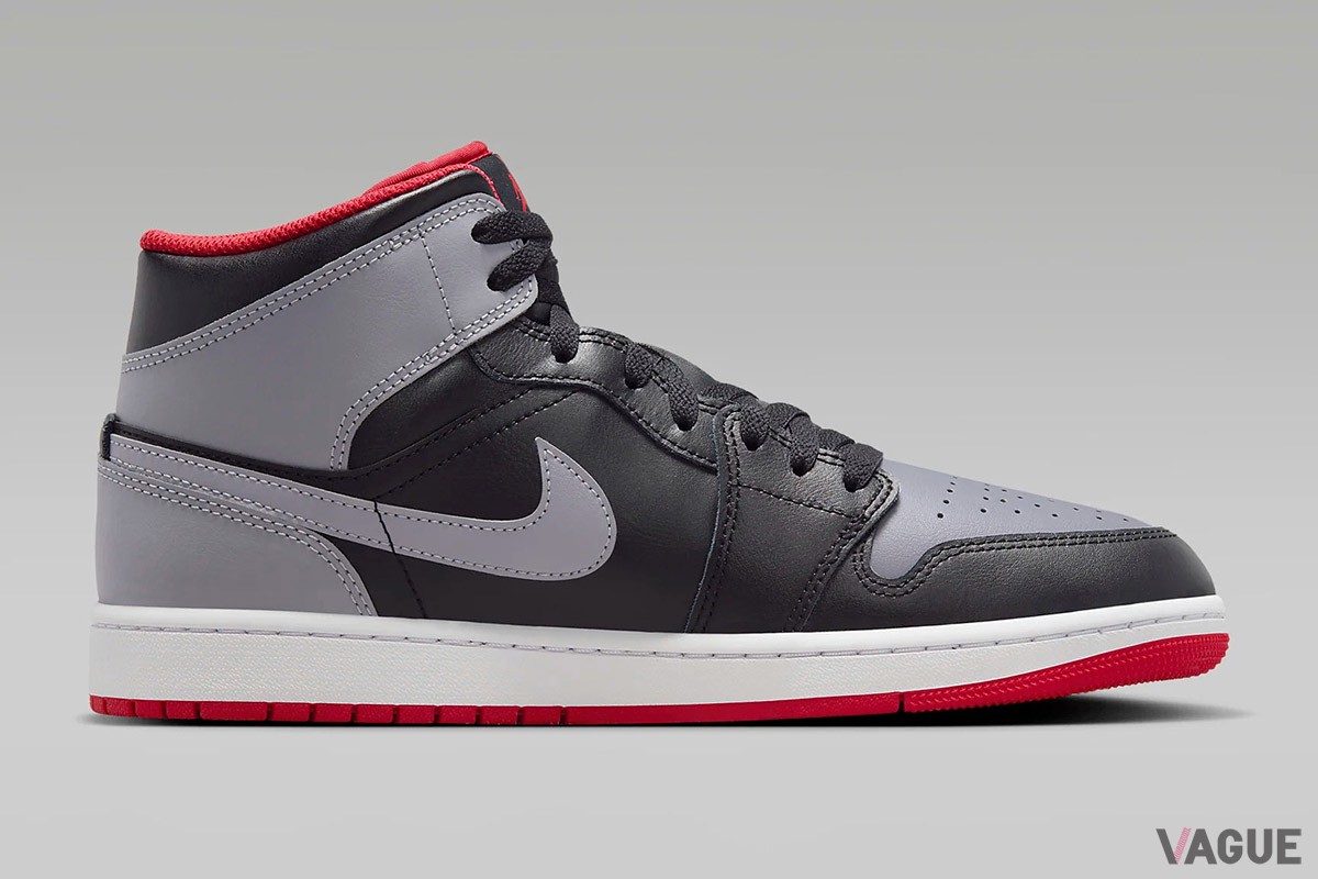 「エア ジョーダン 1 MID」のニューカラーは、ブラックとセメントグレーのカラーブロックにレッドのアクセントが効いた個性派