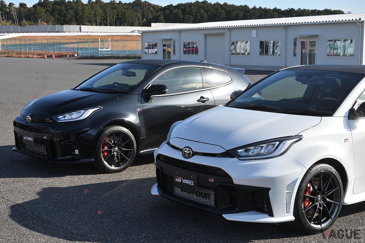 モータースポーツへの参戦やスポーツ走行を意識した大幅な改良が施されたトヨタ新型「GRヤリス」（写真左は従来モデル）