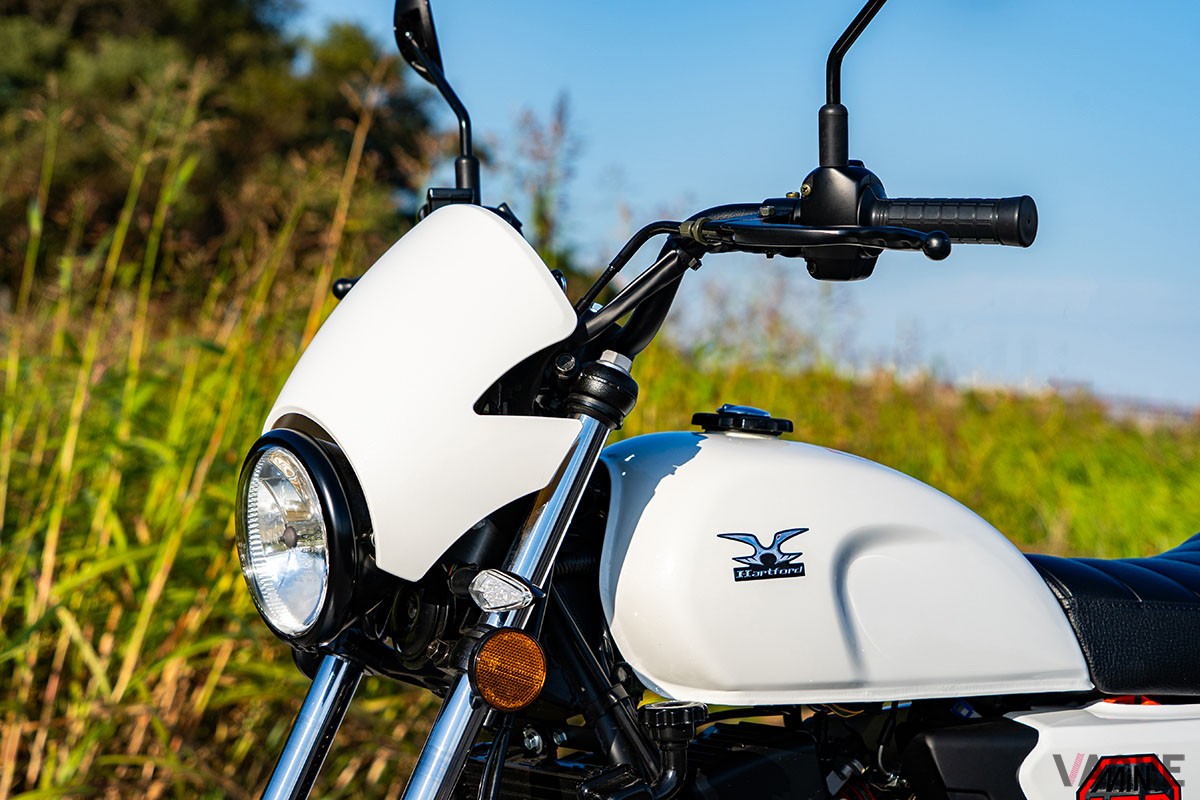 国産ミニバイクに匹敵するコンパクトな車体に150ccエンジンを搭載。高速道路も走れるハートフォード「ミニエリート 150」