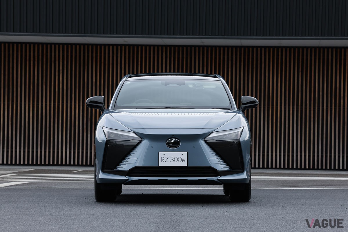 先の商品改良で、従来の「RZ450e“バージョンL”」に対して航続距離を599kmへと伸ばした「RZ350e“バージョンL”」を追加したレクサス「RZ」