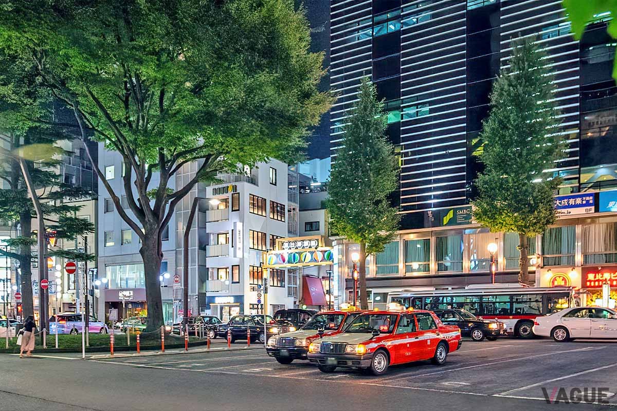「LUMIEC suite EBISU」はJR山手線のほか、湘南新宿ライン、埼京線、東京メトロ日比谷線の4路線が利用できる恵比寿駅徒歩約6分の高台に位置する好立地にあります