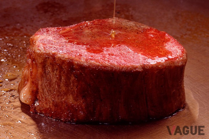 ステーキの名門として蓄積されたビーフの調理ノウハウは、「神戸ビーフカツサンド」にもあますことなく注がれます