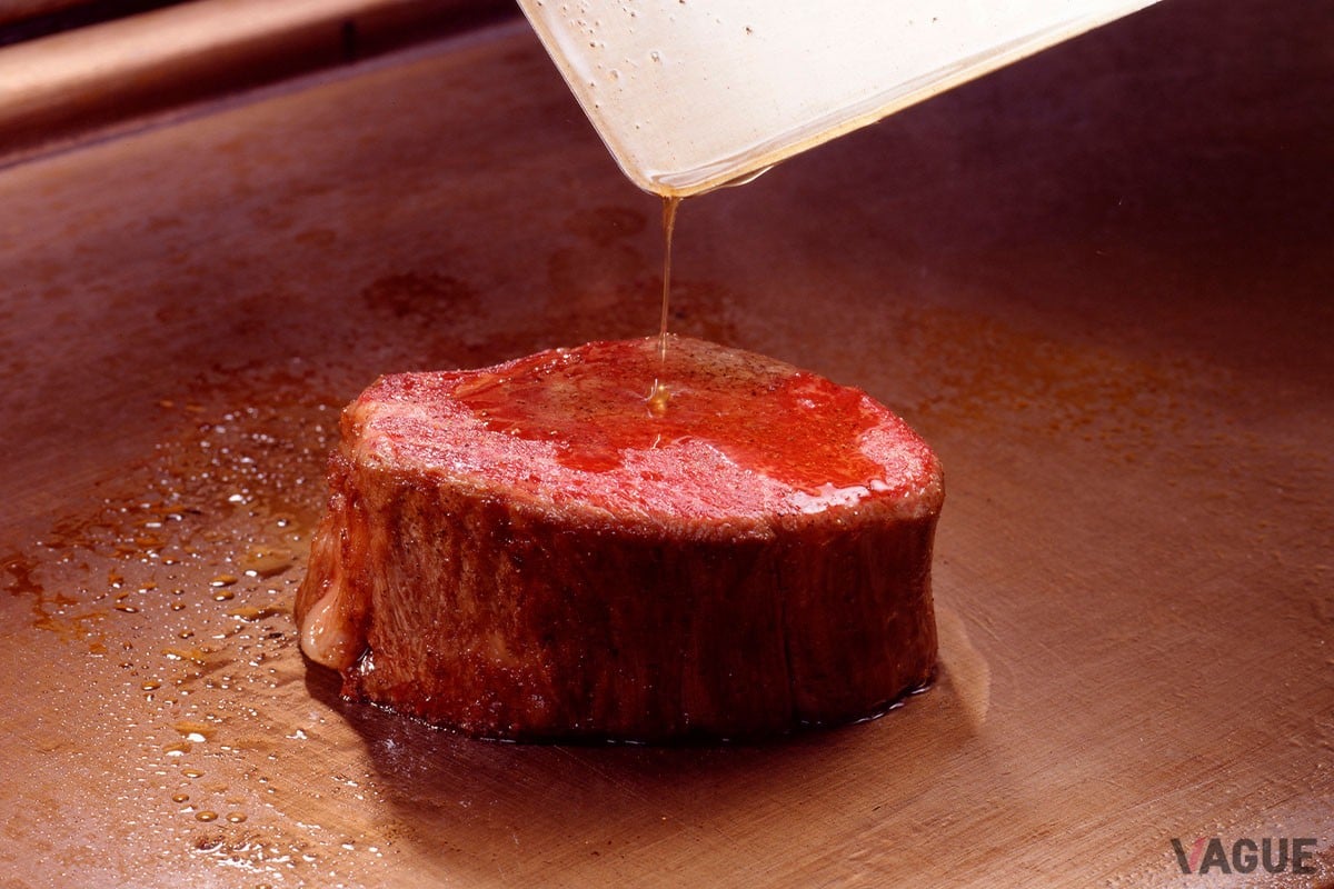 ステーキの名門として蓄積されたビーフの調理ノウハウは、「神戸ビーフカツサンド」にもあますことなく注がれます