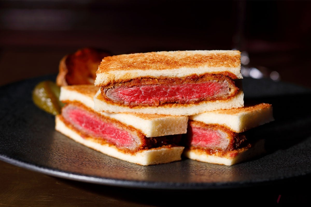 ホテルニューオータニのステーキハウス「リブルーム」が手がける「神戸ビーフカツサンド」