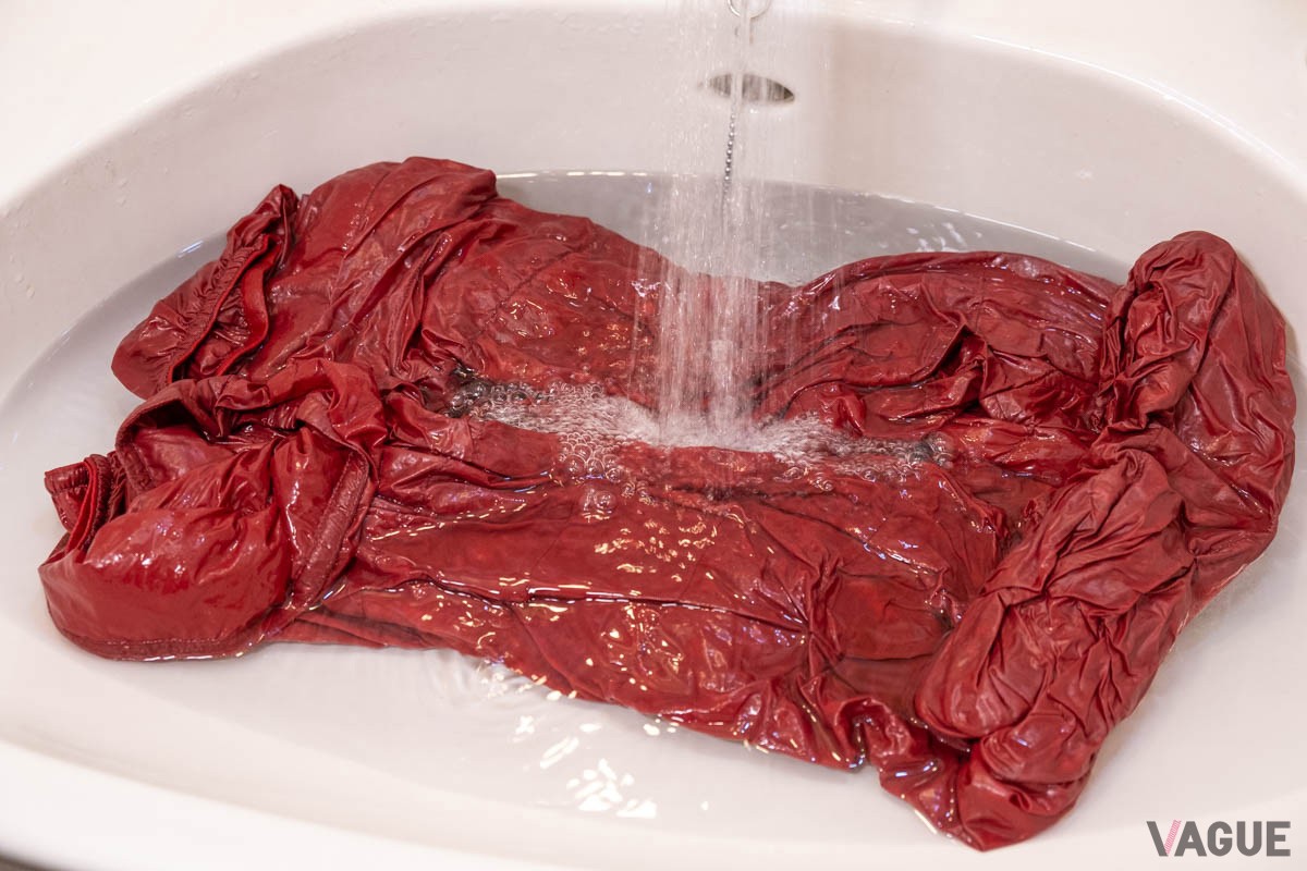 汚れた水を抜いたら再びぬるま湯を入れて優しく押し洗いして洗剤の残り成分をすすぎます