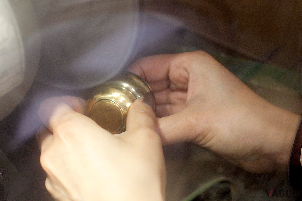 職人たちの手作業によって丁寧に仕上げられます