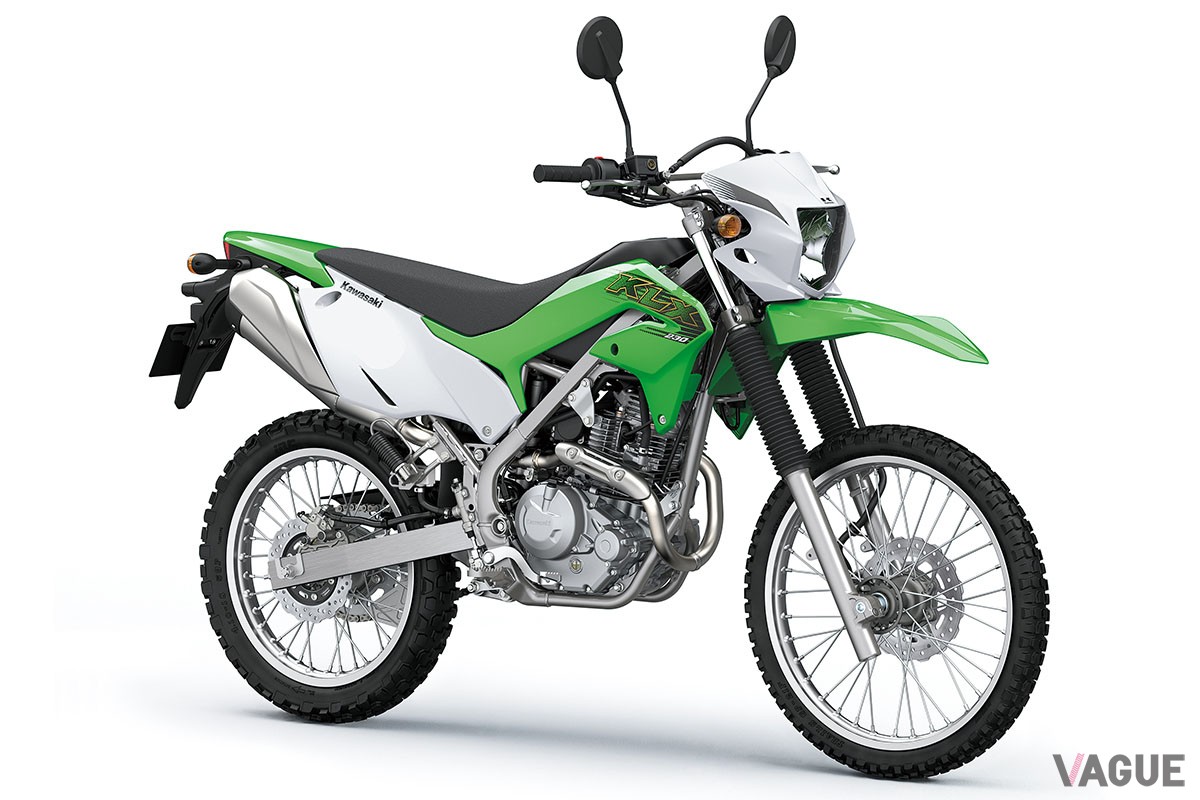 従来型の「KLX230」はヘッドライトが大柄で、もっさりとした印象だった