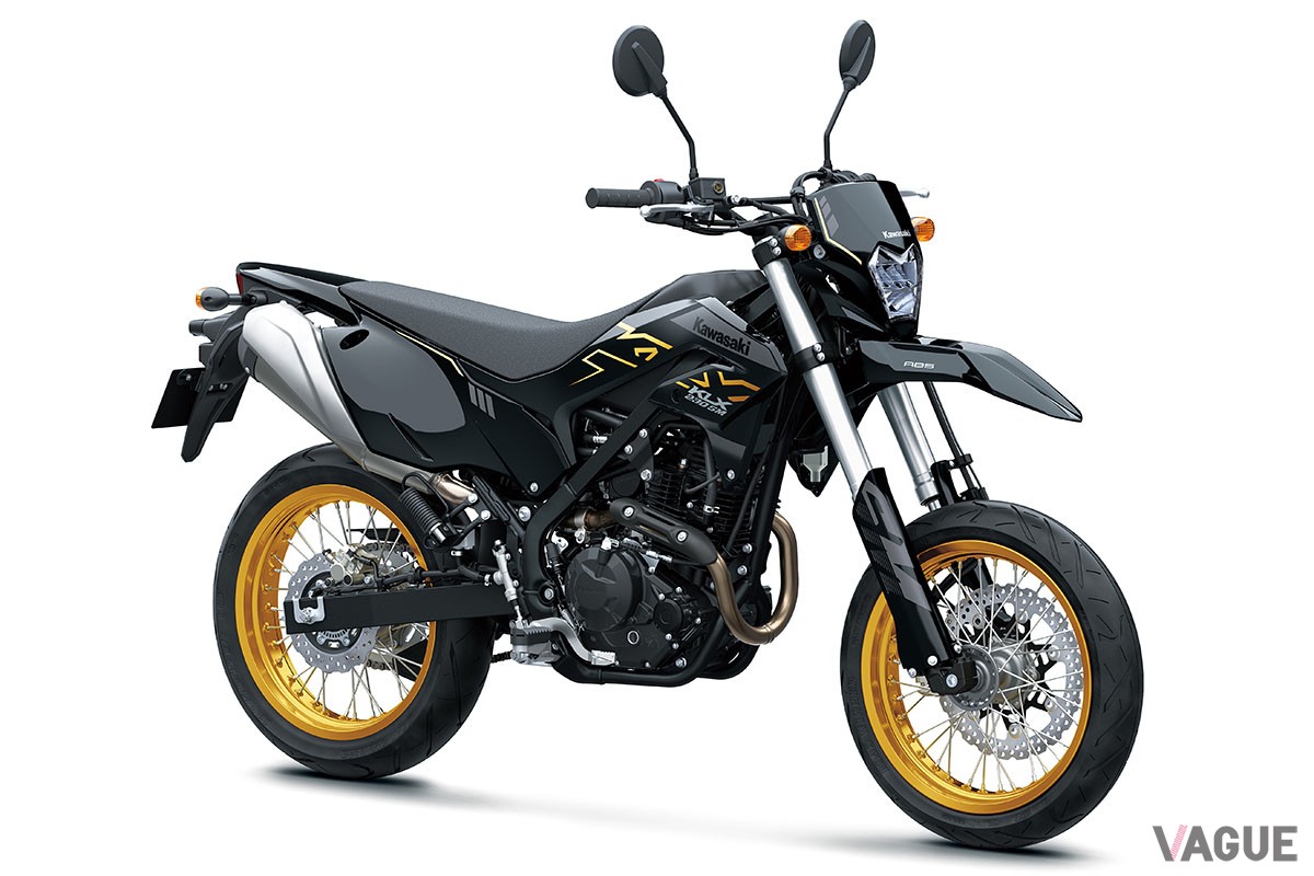 2022年に登場した「KLX230SM」は倒立式のフロントフォークを採用している