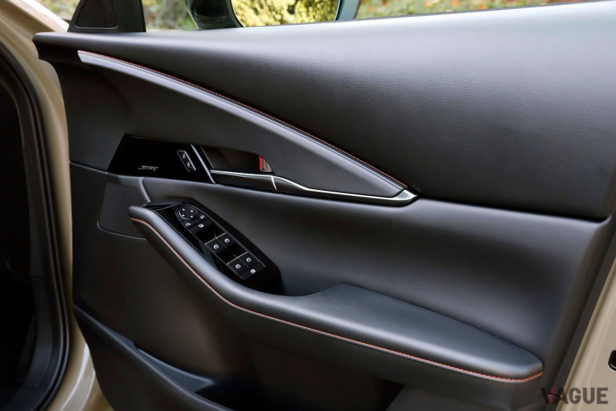 テラコッタ×ブラックのおしゃれ内装が魅力的なマツダ「CX-30レトロスポーツエディション」