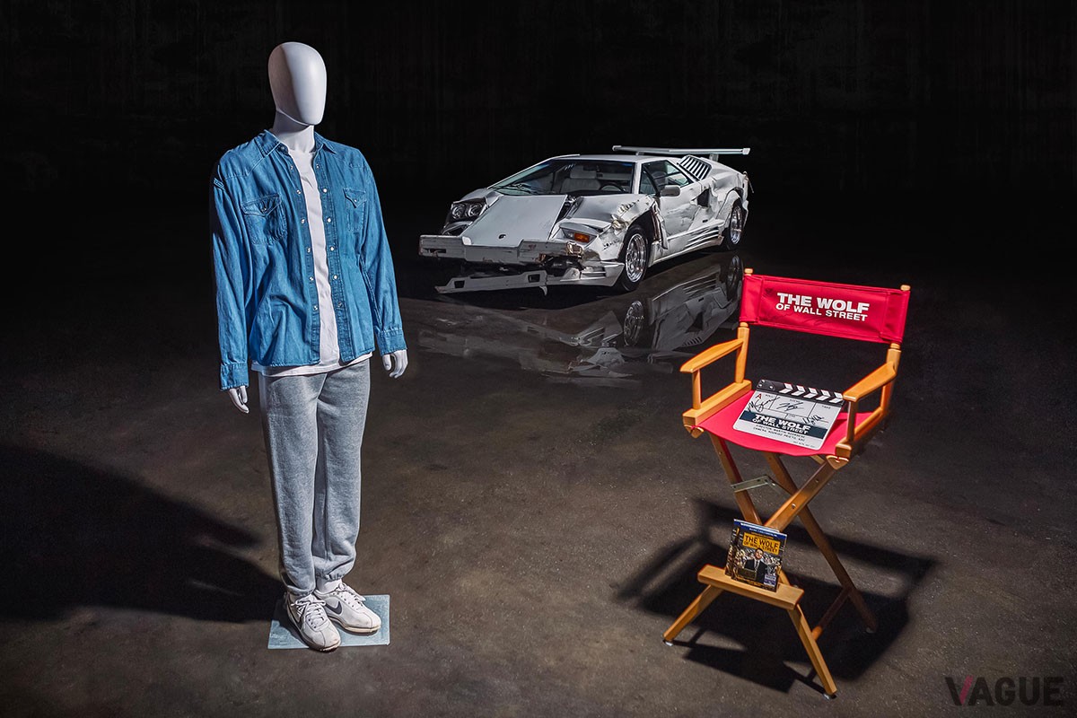 衣装や監督用チェア、サイン入りクラップボードなども付属している（C）Bonhams