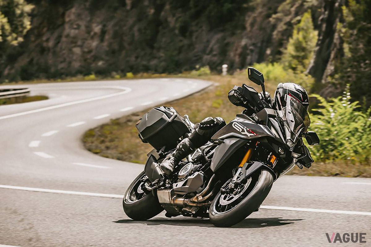 スズキ新型「GSX-S1000GX」は、スポーツツアラーとアドベンチャーを融合させた新発想のクロスオーバーバイク