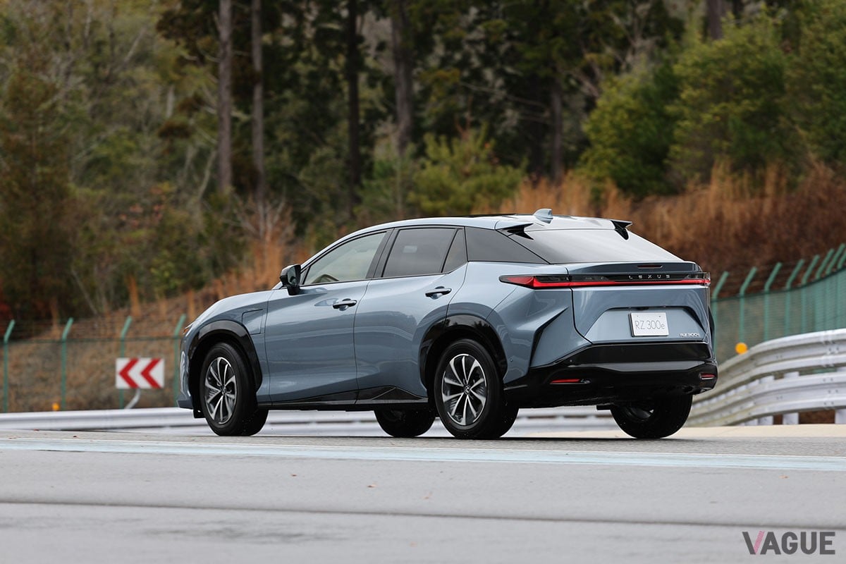 先の商品改良で、従来の「RZ450e“バージョンL”」に対して航続距離を599kmへと伸ばした「RZ350e“バージョンL”」を追加したレクサス「RZ」