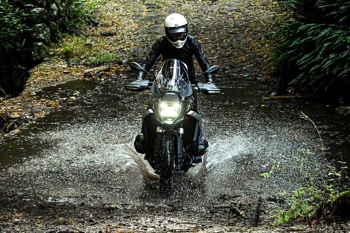 全方位的な走りのブラッシュアップに加え、「扱いやすさ」や「乗りやすさ」も兼ね備えたBMWの新しいアドベンチャーバイク「R1300GS」