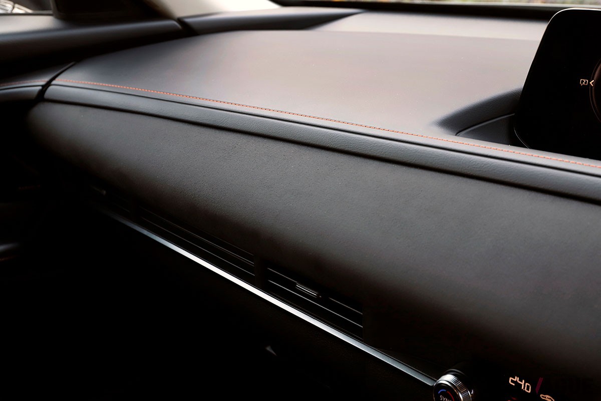 テラコッタ×ブラックのおしゃれ内装が魅力的なマツダ「CX-30レトロスポーツエディション」