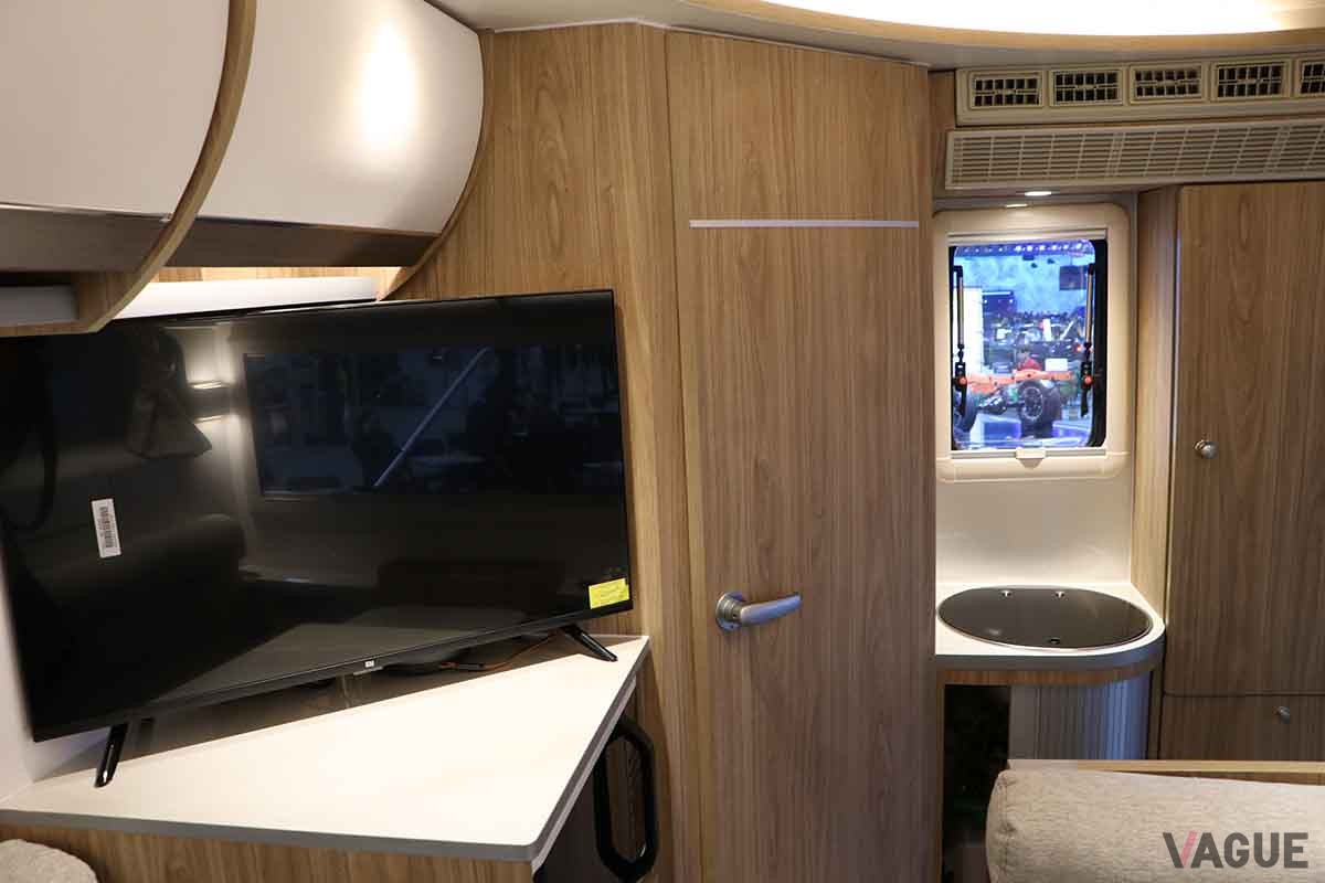 三菱新型「トライトン」のキャンピングカー仕様のインテリア。