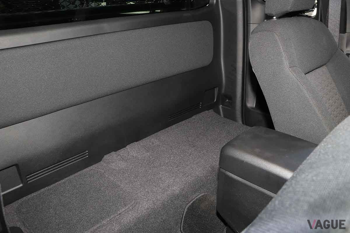 タイ・バンコクの自動車ショー「モーターエキスポ2023」で展示された三菱新型「トライトン」のインテリア