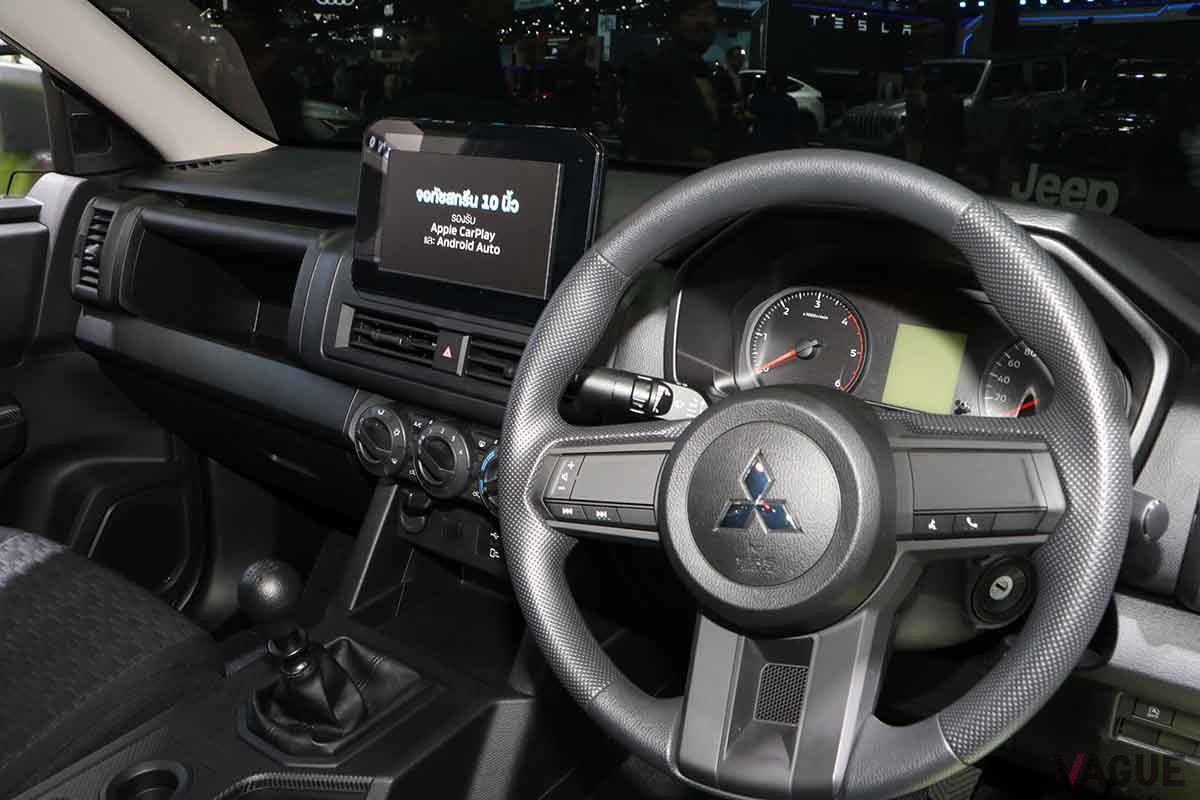 タイ・バンコクの自動車ショー「モーターエキスポ2023」で展示された三菱新型「トライトン」のインテリア