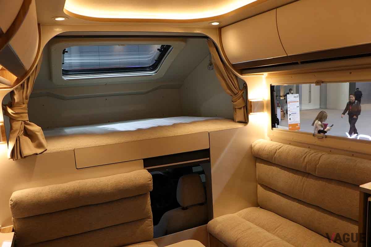 三菱新型「トライトン」のキャンピングカー仕様のインテリア。3畳ほどのスペースがある