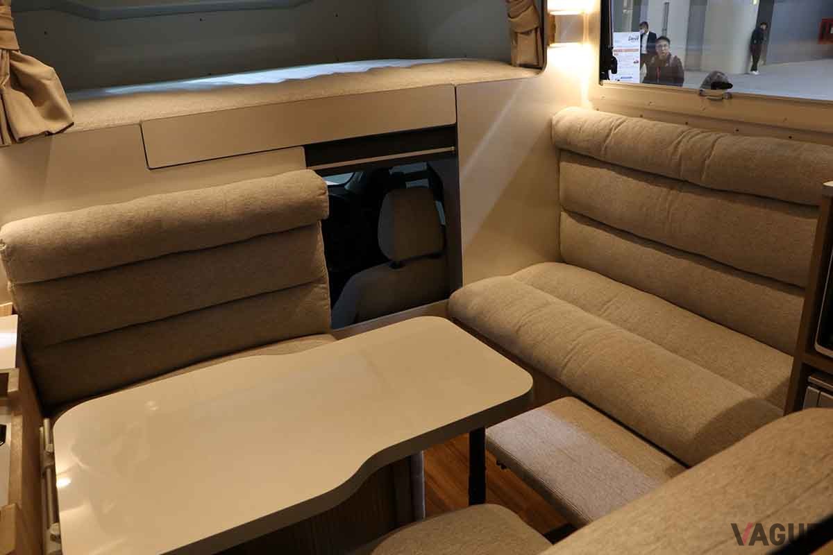 三菱新型「トライトン」のキャンピングカー仕様のインテリア。