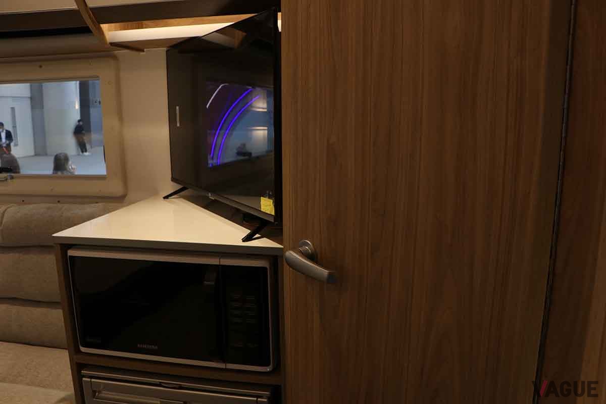 三菱新型「トライトン」のキャンピングカー仕様のインテリア。