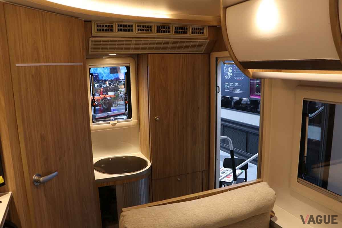 三菱新型「トライトン」のキャンピングカー仕様のインテリア。