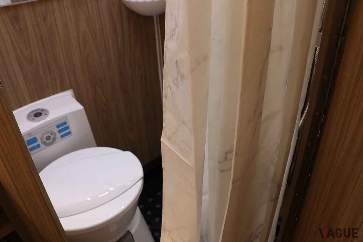 三菱新型「トライトン」のキャンピングカー仕様のインテリア。