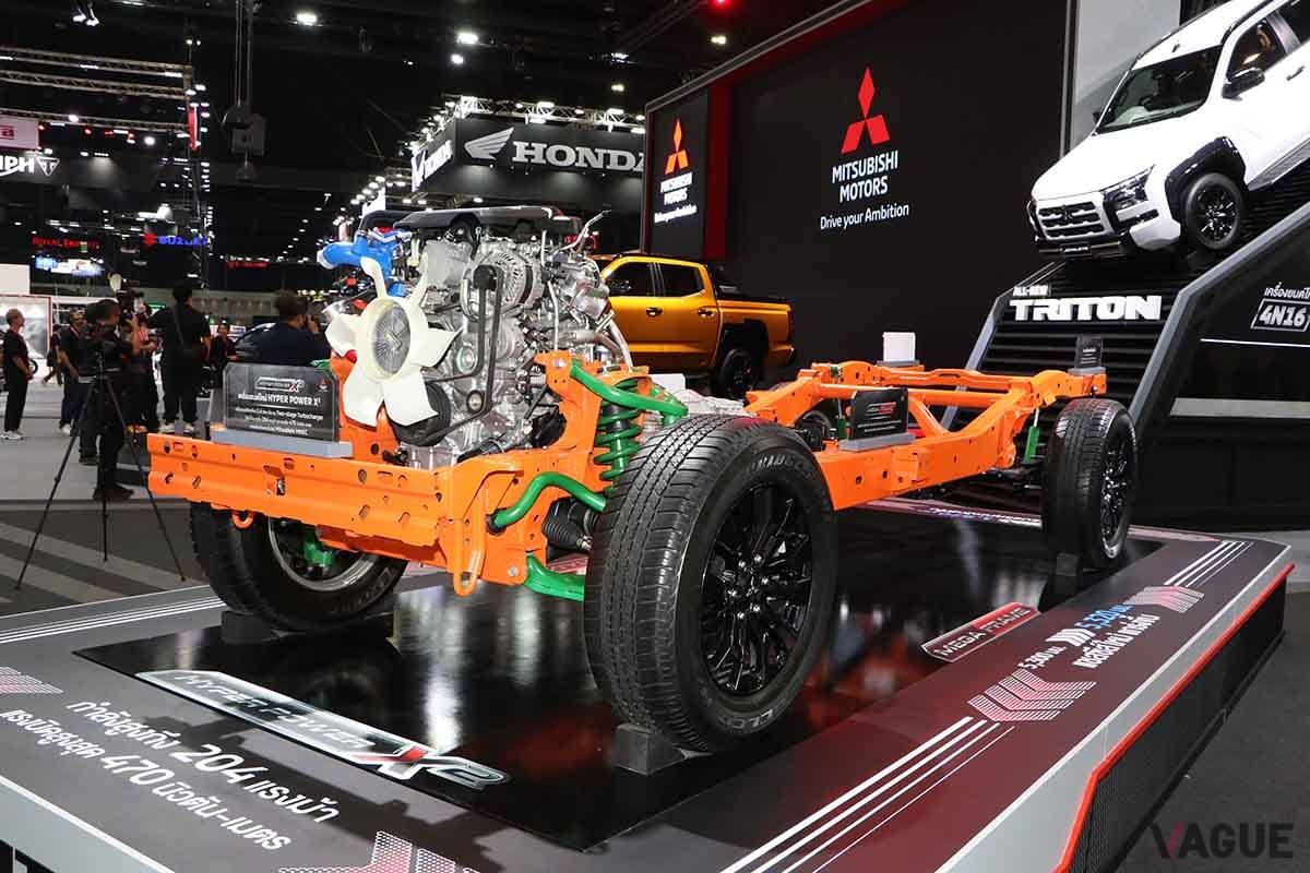タイ・バンコクの自動車ショー「モーターエキスポ2023」で展示された三菱新型「トライトン」のシャシ