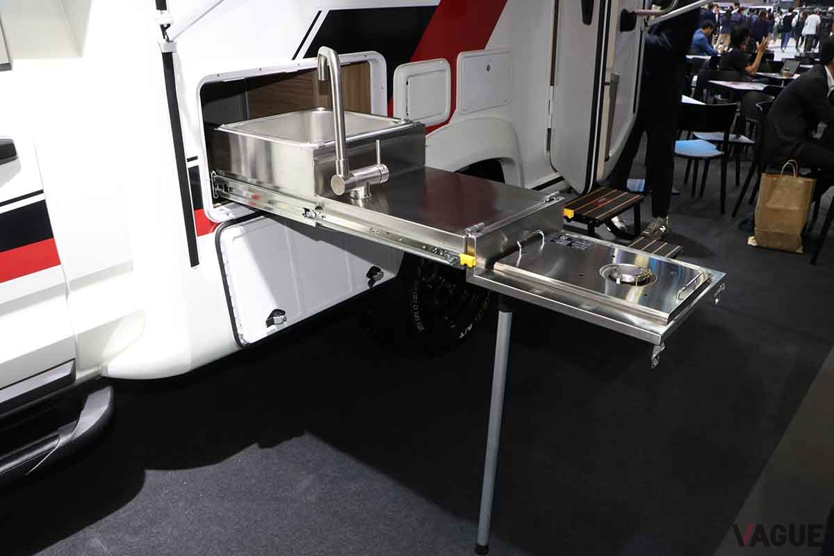 タイ・バンコクの自動車ショー「モーターエキスポ2023」で展示された三菱新型「トライトン」のキャンピングカー仕様