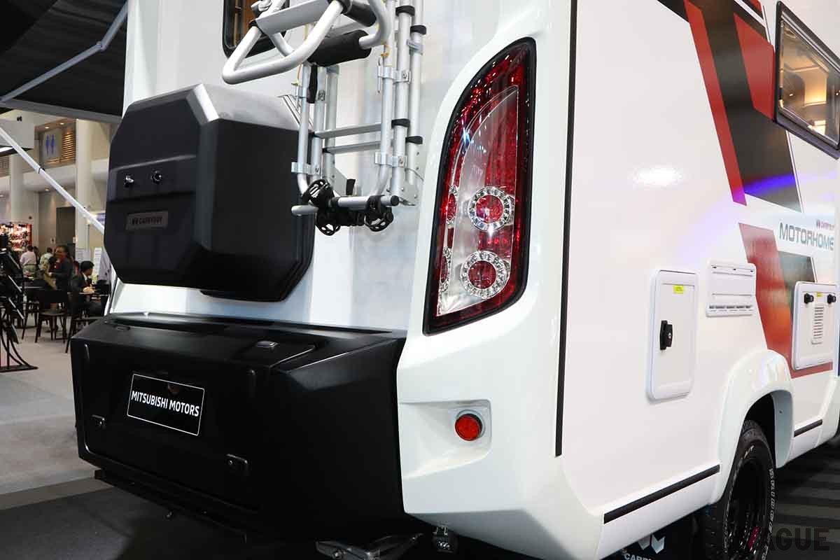 タイ・バンコクの自動車ショー「モーターエキスポ2023」で展示された三菱新型「トライトン」のキャンピングカー仕様