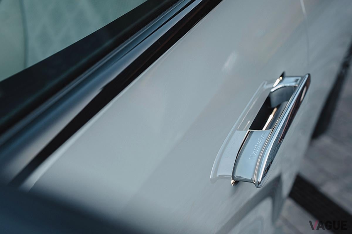 メルセデス・ベンツ新型「Eクラス」のドアハンドル。走行中や駐車時にはボディとフラッシュサーフェースになる「フラット型」を採用
