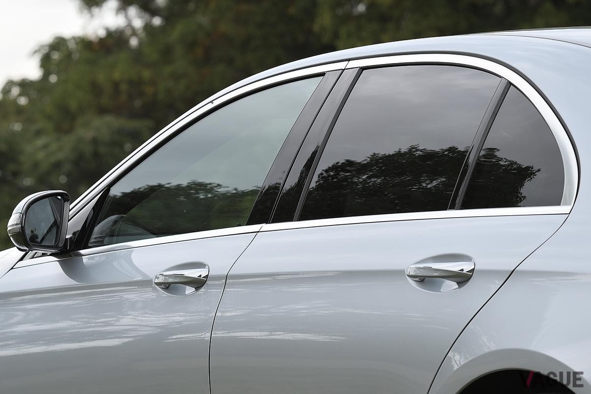 従来型メルセデス・ベンツ「Eクラス」のドアハンドルはグリップタイプ