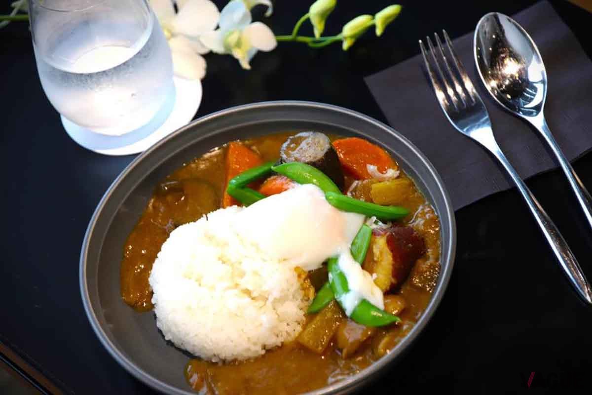 食べ応えのある野菜に豆腐がアレンジされているヘルシーなオリジナルカレー