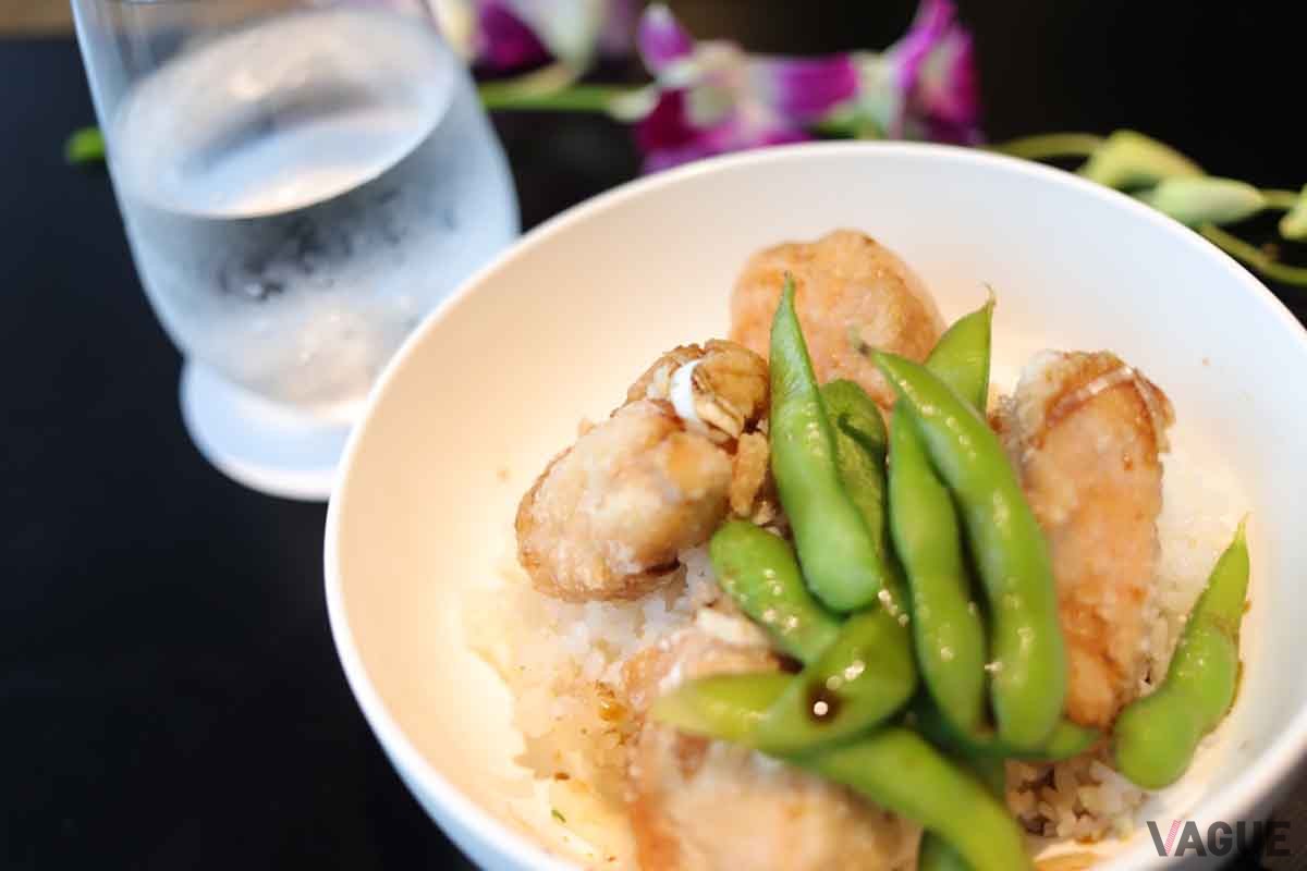 その日の旬な地元食材を温野菜にして味を活かしたシンプルなどんぶりメニュー