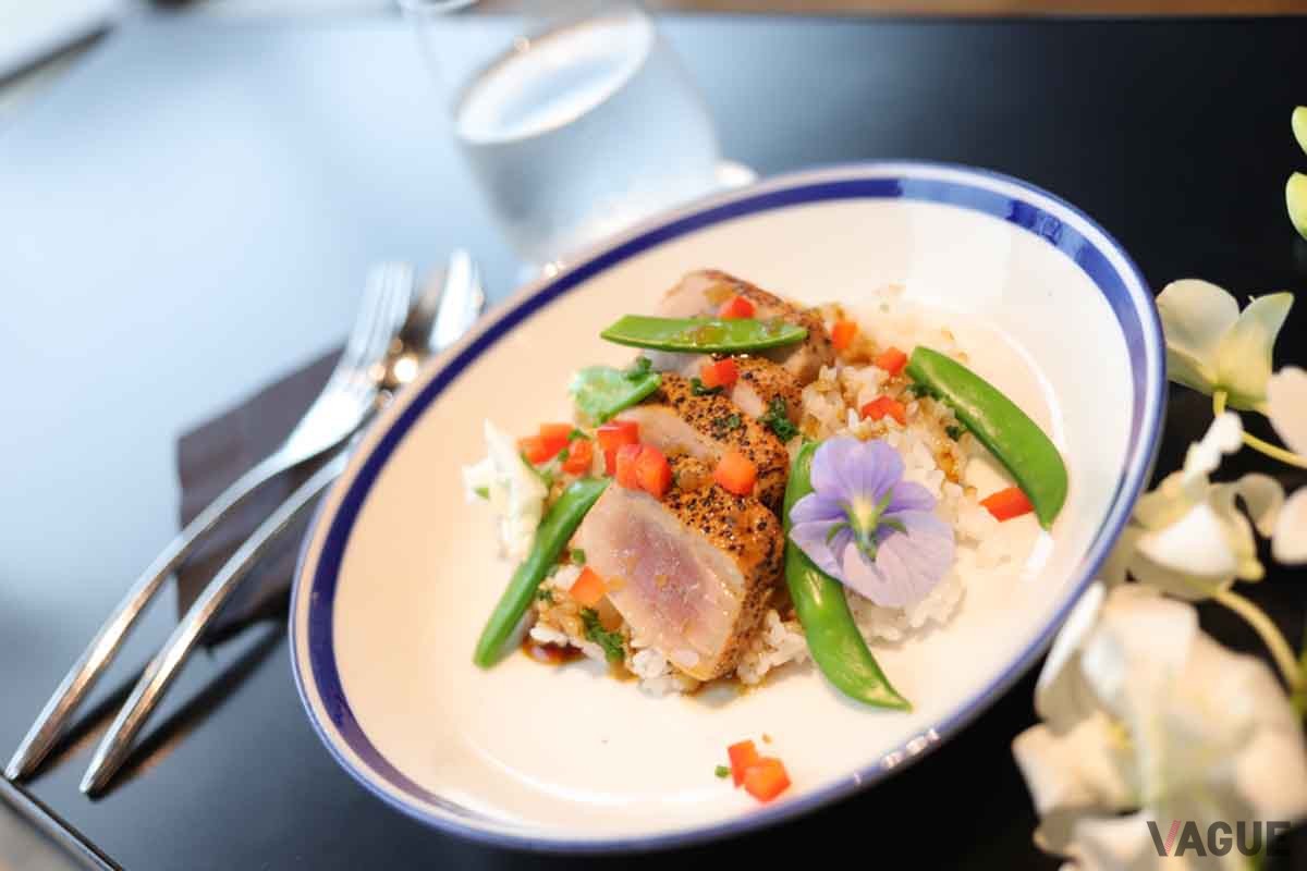 ポルシェ・エクスペリエンスセンター東京内の「956カフェ」に登場した「マグロの炙り丼」（1650円）。木更津市のブランド米を使用する