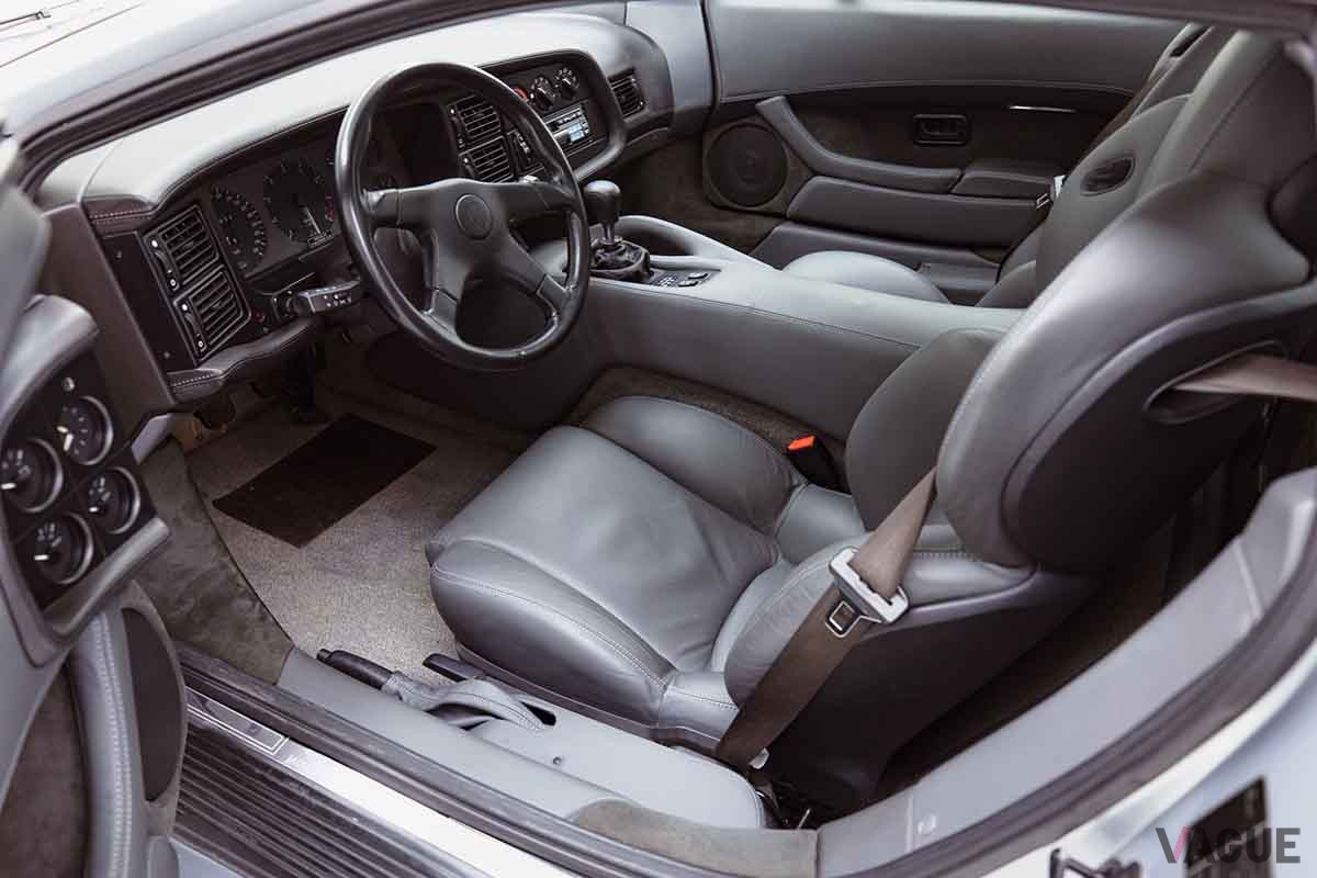 オークションに登場したジャガー「XJ220」のインテリア
