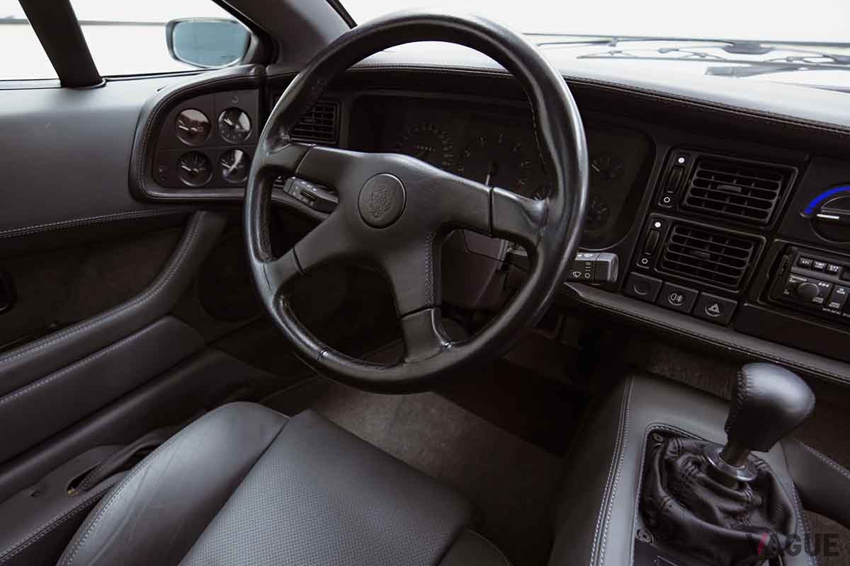 オークションに登場したジャガー「XJ220」のインテリア