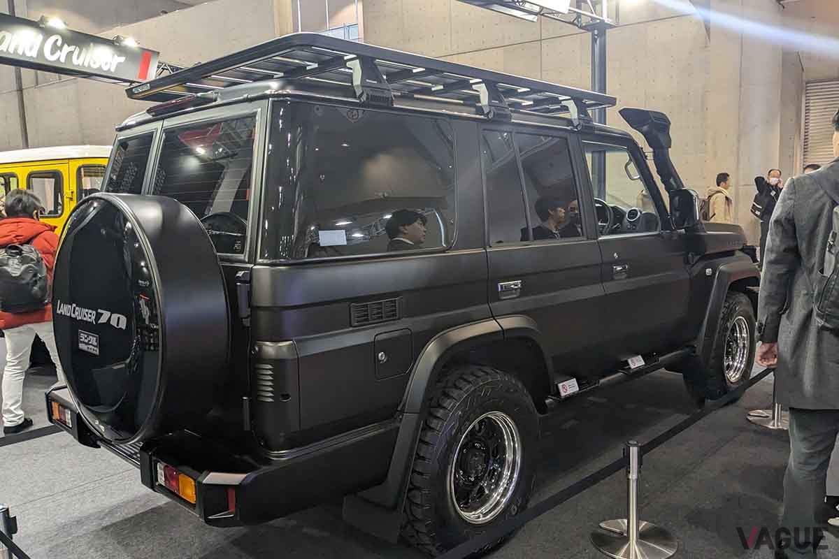 東京オートサロン2024トヨタ車体ブースに参考出品された「ブラッククルーザー70」。トヨタ新型ランドクルーザー70をベースに海外用純正部品が装着されている