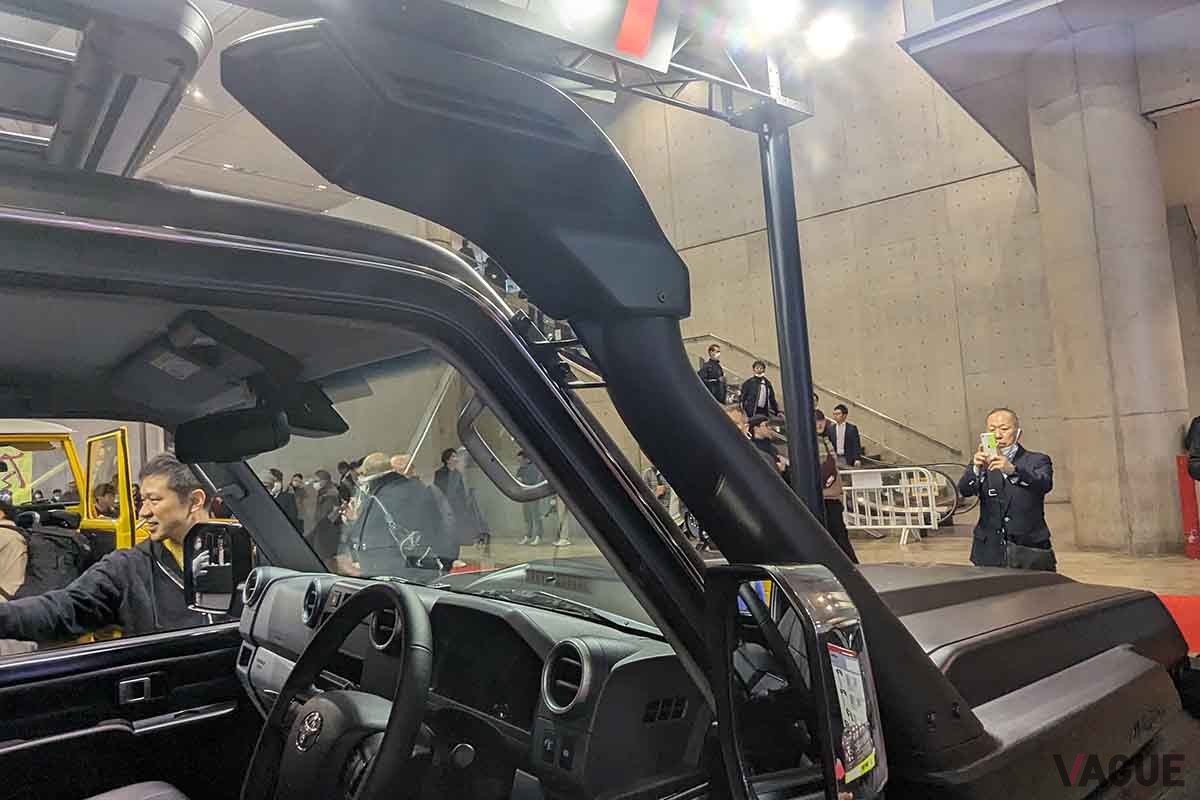 東京オートサロン2024トヨタ車体ブースに参考出品された「ブラッククルーザー70」。トヨタ新型ランドクルーザー70をベースに海外用純正部品が装着されている
