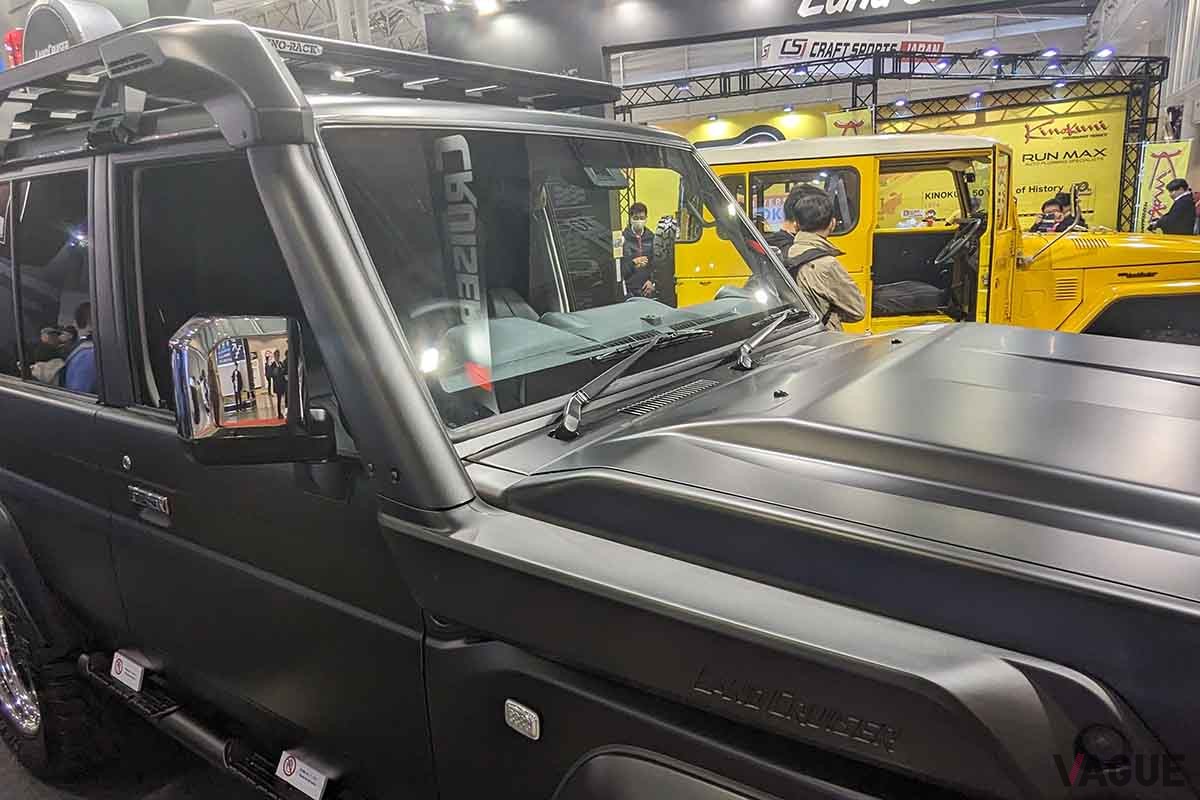 東京オートサロン2024トヨタ車体ブースに参考出品された「ブラッククルーザー70」。トヨタ新型ランドクルーザー70をベースに海外用純正部品が装着されている