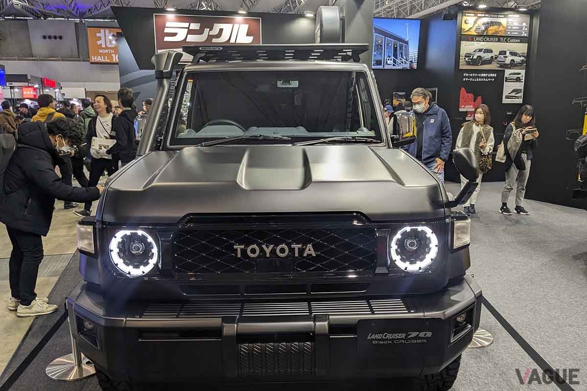 東京オートサロン2024トヨタ車体ブースに参考出品された「ブラッククルーザー70」。トヨタ新型ランドクルーザー70をベースに海外用純正部品が装着されている