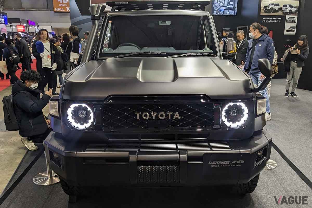 東京オートサロン2024トヨタ車体ブースに参考出品された「ブラッククルーザー70」。トヨタ新型ランドクルーザー70をベースに海外用純正部品が装着されている