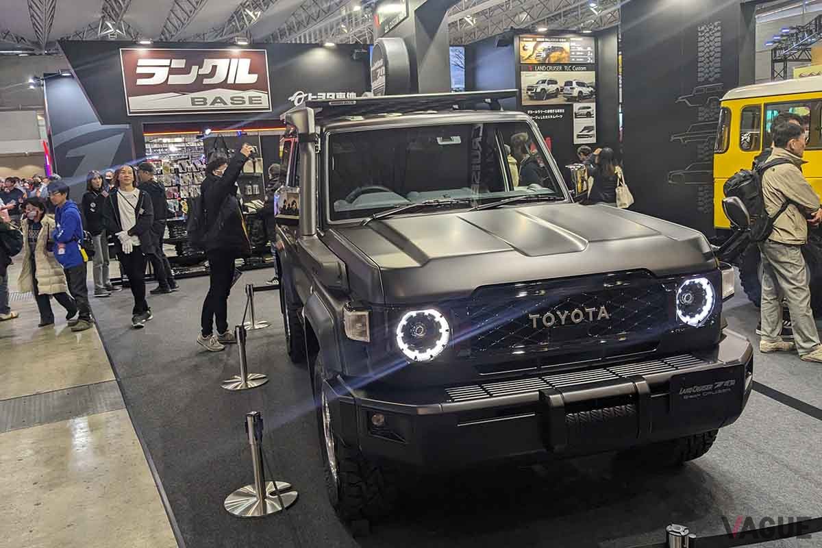 東京オートサロン2024トヨタ車体ブースに参考出品された「ブラッククルーザー70」。トヨタ新型ランドクルーザー70をベースに海外用純正部品が装着されている