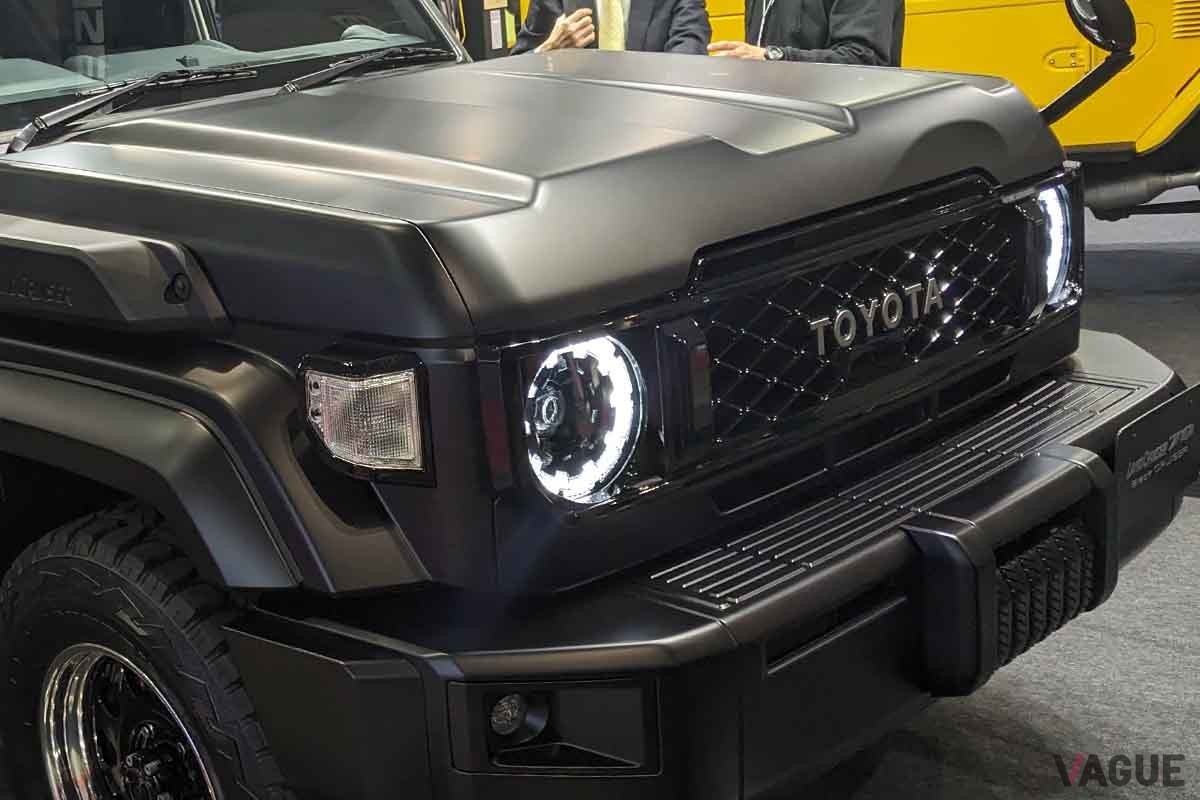東京オートサロン2024トヨタ車体ブースに参考出品された「ブラッククルーザー70」。トヨタ新型ランドクルーザー70をベースに海外用純正部品が装着されている