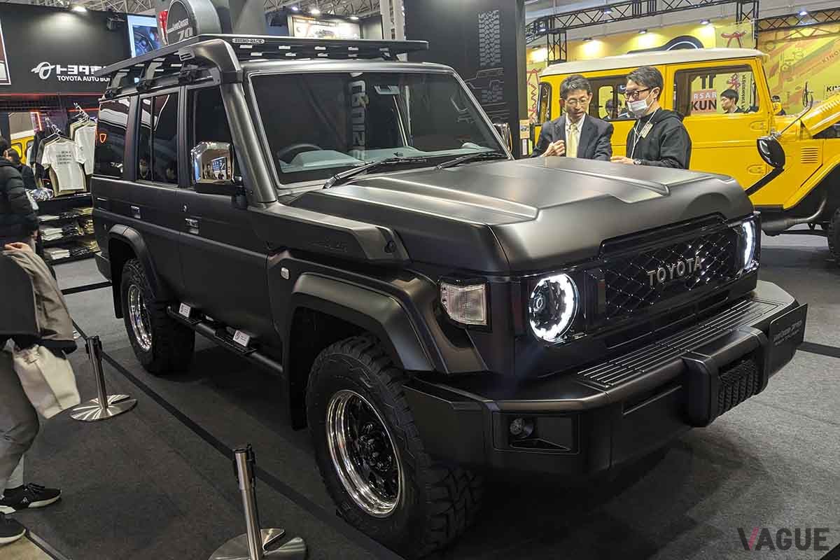 東京オートサロン2024トヨタ車体ブースに参考出品された「ブラッククルーザー70」。トヨタ新型ランドクルーザー70をベースに海外用純正部品が装着されている