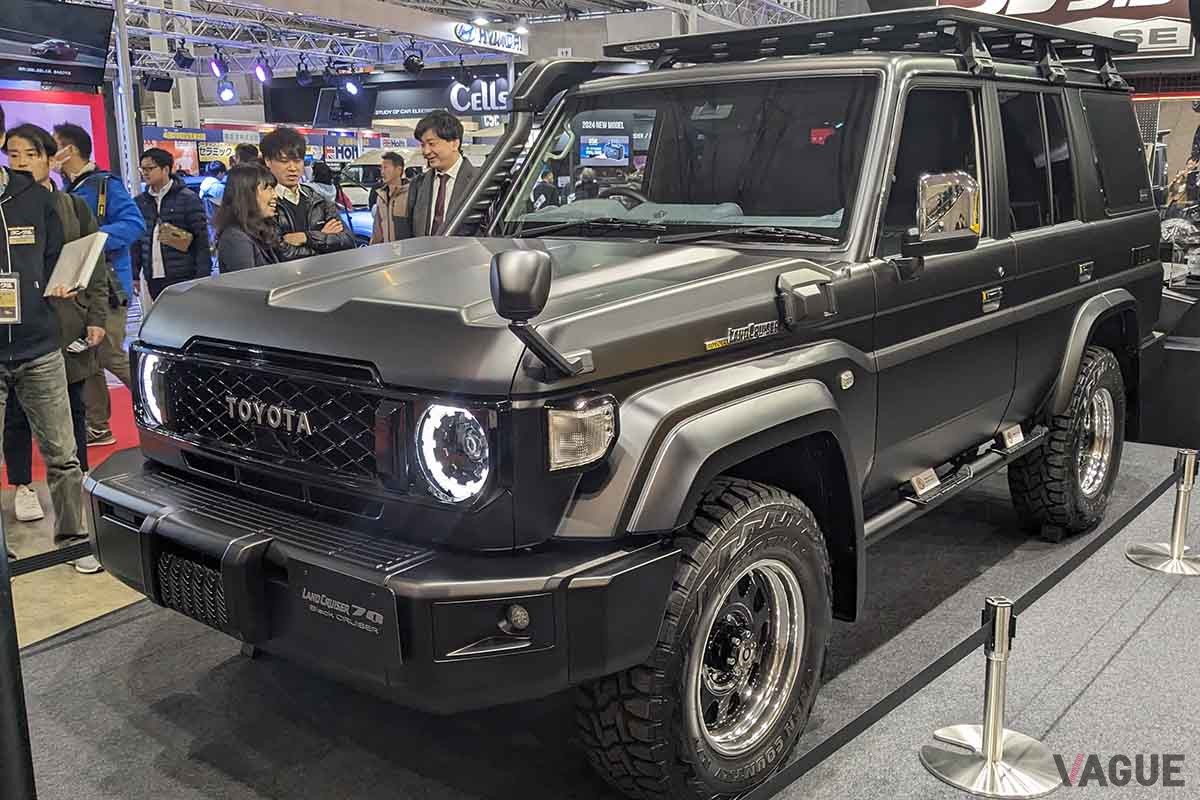 東京オートサロン2024トヨタ車体ブースに参考出品された「ブラッククルーザー70」。トヨタ新型ランドクルーザー70をベースに海外用純正部品が装着されている