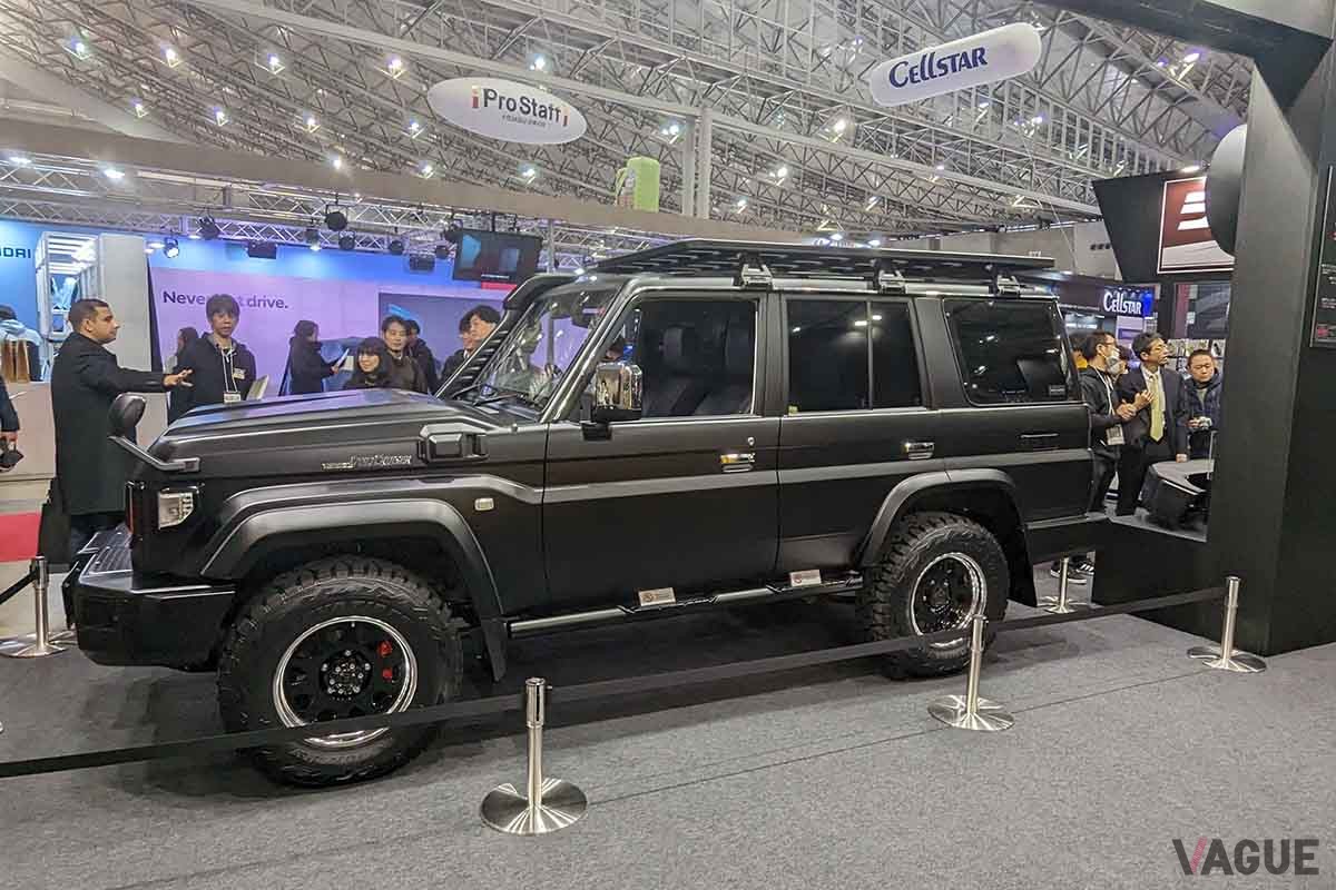 東京オートサロン2024トヨタ車体ブースに参考出品された「ブラッククルーザー70」。トヨタ新型ランドクルーザー70をベースに海外用純正部品が装着されている