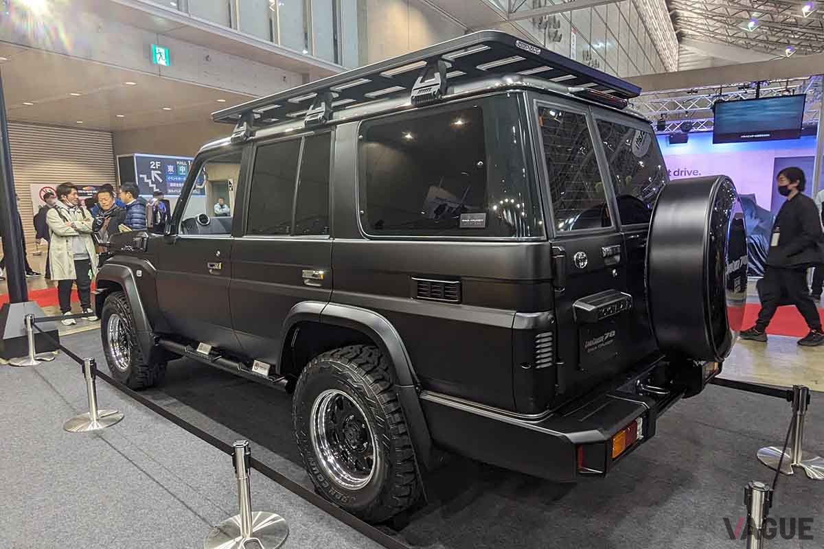 東京オートサロン2024トヨタ車体ブースに参考出品された「ブラッククルーザー70」。トヨタ新型ランドクルーザー70をベースに海外用純正部品が装着されている