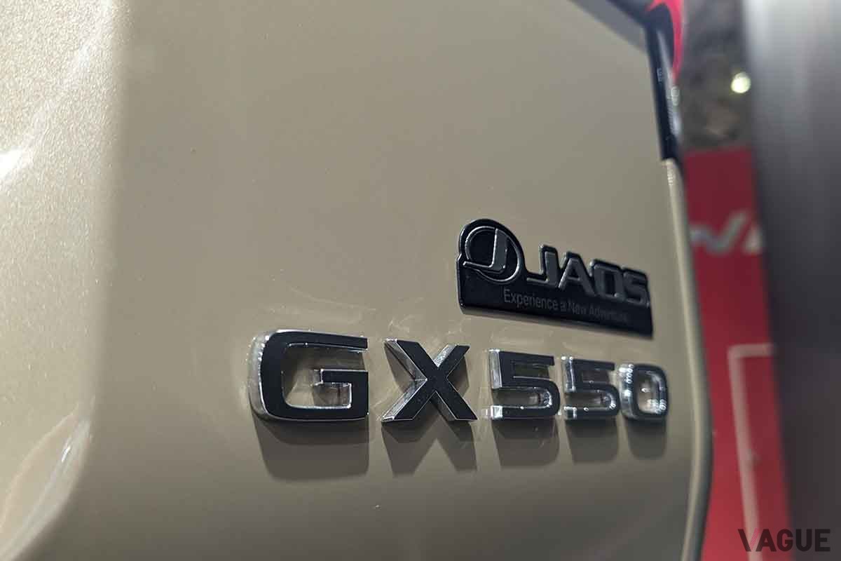 東京オートサロン2024 JAOSブースに展示されたレクサス新型「GX」のカスタムモデル、「GX550 "OVERTRAIL" JAOS ver.」